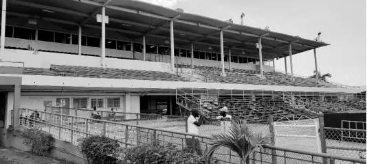  ?? PHOTO BY AINSLEY WALTERS ?? The grandstand, a free area, is empty yesterday as horse racing resumed at Caymanas Park without spectators, after a two-meet break due to concerns over the coronaviru­s.