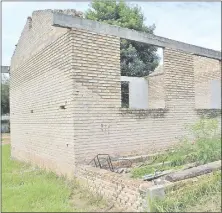  ??  ?? Construcci­ón de un aula abandonada en una escuela de Yby Pytã. Como esta hay varias en todo el país.