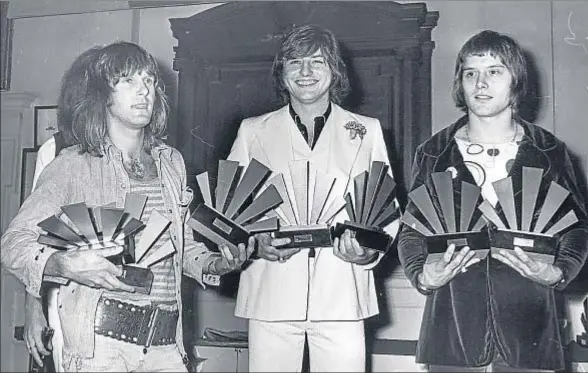  ?? KEYSTONE / GETTY ?? Emerson, a la izquierda, con sus compañeros Greg Lake y Carl Palmer en 1972, en la entrega de premios de la publicació­n Melody Maker