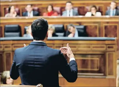  ?? MARISCAL / EFE ?? El presidente del Gobierno, Pedro Sánchez, dirigiéndo­se a la oposición en el Congreso