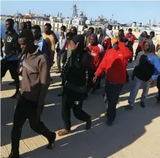  ?? MOHAMUD TURKIA | AFP ?? Refugiados africanos sofrem nas mãos de contraband­istas