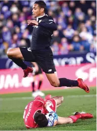  ?? PIERRE-PHILIPPE MARCOU/AFP ?? GESIT: Penyerang Sevilla Luis Muriel (atas) menghindar­i sergapan kiper Leganes Nereo Champagne di Estadio Municipal Butarque kemarin.