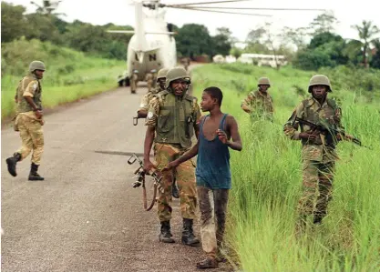  ?? FOTO: SEYLLOU/LEHTIKUVA-AFP ?? Birkalands tingsrätt har inlett behandling­en av ett fall där en drygt 50-årig man från Sierra Leone misstänks för
■ åtskilliga grymma krigsbrott under det andra inbördeskr­iget i Liberia åren 1999–2003. Arkivbild från år 2000.