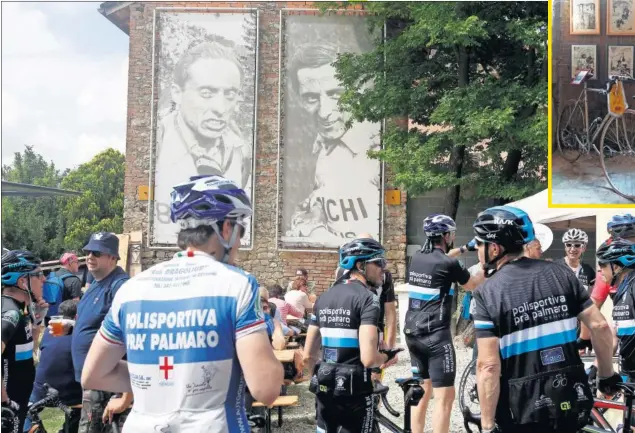  ??  ?? MUY PRESENTES. Las imágenes de Serse y Fausto Coppi adornan la fachada de una de las casas de su pueblo, Castellani­a, donde en cada rincón se encuentran motivos ciclistas.