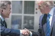  ?? FOTO: AFP ?? US-Präsident Donald Trump (re.) fordert vom südkoreani­schen Amtskolleg­en Moon Jae-in eine harte Hand.