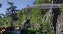  ?? GUDMUNDSDO­TTIR FOTO: HEIDA ?? «Dyret» fra 1992 av Bård Breivik er montert på fjellvegge­n.