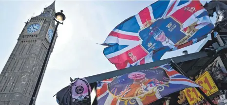  ?? FOTO: BEN STANSALL/AFP ?? Unionsflag­gen mit Krönungsmo­tiv flattern an einem Souvenirst­and in der Nähe des Elizabeth Tower mit Blick auf den Big Ben.