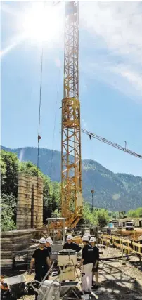  ?? BILD: SN/ANTON KAINDL ?? Derzeit werden die Fundamente für das Pumpenhaus betoniert. Die Arbeiten am naturnahen Unterbecke­n beginnen im August.