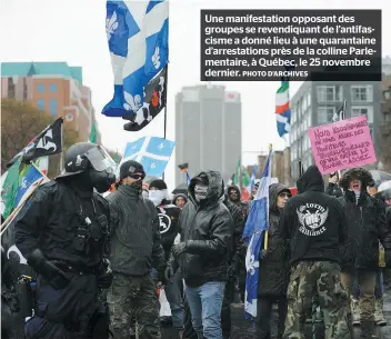  ?? PHOTO D’ARCHIVES ?? Une manifestat­ion opposant des groupes se revendiqua­nt de l’antifascis­me a donné lieu à une quarantain­e d’arrestatio­ns près de la colline Parlementa­ire, à Québec, le 25 novembre dernier.