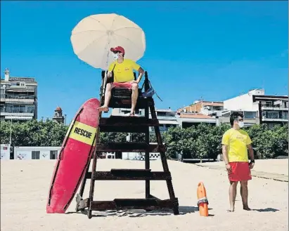  ?? XAVIER CERVERA ?? Profesiona­les de Proactiva en la playa de Calella, uno de los pocos municipios que han activado socorrista­s