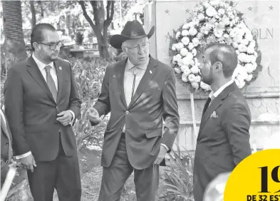  ?? ROBERTO HERNÁNDEZ ?? El embajador colocó una ofrenda en la estatua de Lincoln en Polanco