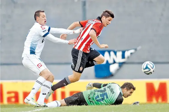  ?? / JORGE SANCHEZ ?? El primero. Guido Carrillo alcanza a tocar la pelota ante la salida de Silvio Dulcich y abre el camino para un nuevo triunfo del puntero.