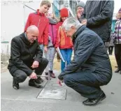  ?? Foto: Eva Weizenegge­r ?? Gerhard Haunschild (links) und der damalige Landrat Christian Knauer legen den Grundstein.