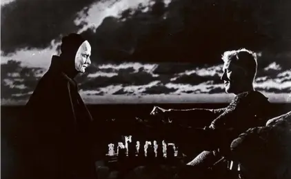  ?? Svensk Filmindust­ri 1957 ?? In “The Seventh Seal,” the knight plays chess with Death.