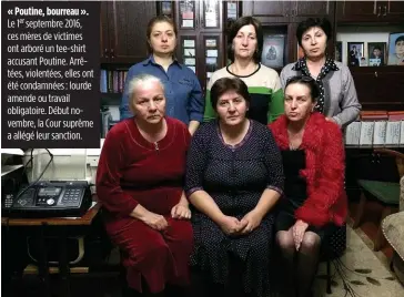  ??  ?? « Poutine, bourreau ». Le 1er septembre 2016, ces mères de victimes ont arboré un tee-shirt accusant Poutine. Arrêtées, violentées, elles ont été condamnées : lourde amende ou travail obligatoir­e. Début novembre, la Cour suprême a allégé leur sanction.