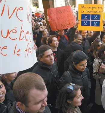  ?? JACQUES NADEAU ARCHIVES LE DEVOIIR ?? Manifestat­ion, en 1990, contre l’abolition de 31 classes de francisati­on destinées aux immigrants. Aujourd’hui, le programme d’accueil des immigrants­entreprene­urs n’est assujetti à aucune exigence de connaissan­ce du français.