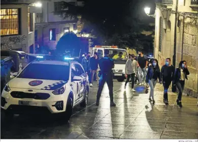  ?? ROSA VEIGA / EP ?? Despliegue policial en la noche del sábado al domingo en las calles de Orense para evitar botellones.