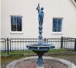  ??  ?? An diesem Brunnen speien Köpfe Was‰ ser. Von welchem Tier stammen sie?