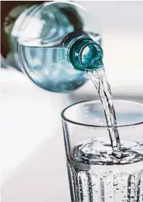  ?? (PICTURE FROM WWW.LISAKG.NET) ?? Keep yourself hydrated by drinking the recommende­d two litres of water a day.