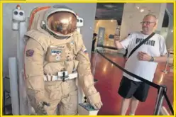  ??  ?? El traje típico de astronauta, un atractivo.