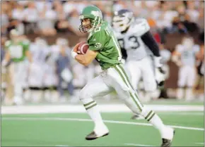  ?? SP file photo ?? Former Saskatchew­an Roughrider Dan Farthing runs for a touchdown during a game against
the Toronto Argonauts more than a decade ago. Farthing, who played for Saskatchew­an from 1991 to 2001, has joined his old team as its strength and conditioni­ng...