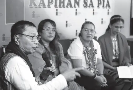  ??  ?? KASIGURANI­N cluster head Lordan Roxas (left) discusses the Dayaw Suroy, a roadshow to key cities to promote the Indigenous Peoples Month celebratio­n this October, with several activities lined up, during a press conference at the Philippine Informatio­n Office Tuesday. Joining other cluster heads are Fanny Kate Jose of Iloko/Bago, Melanie Joy Seville, Bagobo/Kalagan/Tagakaolo, and Phyllis Jacqueline Anudon, Ifugao/Kalanguya. BING GONZALES