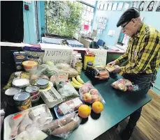  ?? NICK PROCAYLO/PNG ?? Fraser Doke lays out a nutritious $70 diet Sunday at the start of the Welfare Food Challenge in which participan­ts are expected to buy all of the food they consume for a week with only $18.