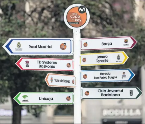  ??  ?? Cruce de caminos para promociona­r la Copa del Rey, que se disputa sin público en un palacio, en el WiZink Center de Madrid.