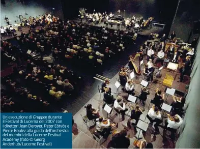  ??  ?? Un’esecuzione di Gruppen durante il Festival di Lucerna del 2007 con i direttori Jean Deroyer, Peter Eötvös e Pierre Boulez alla guida dell’orchestra dei membri della Lucerne Festival Academy (foto © Georg Anderhub/Lucerne Festival)