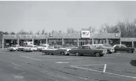  ?? CONTRIBUTE­D PHOTO FROM EBP ARCHIVES VIA CHATTANOOG­AHISTORY.COM ?? This 1966 photo of Signal Mountain Plaza Shopping Center was taken weeks after the ribbon-cutting for the property.
