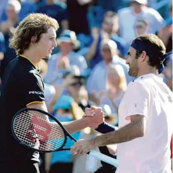  ??  ?? Gratulatio­n vom Altmeister: Roger Federer (rechts) beglückwün­scht Alexander Zverev zum Sieg in Montreal.