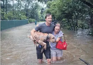  ?? SCOTT OLSON-GETTY IMAGES / AFP ?? Dramas. Andrew White con una vecina a quien rescató en su bote tras el desborde del río Oaks, en Houston.