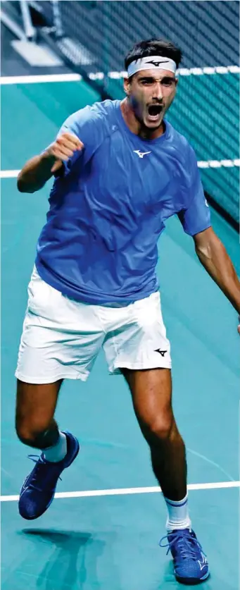  ?? AP ?? El italiano Lorenzo Sonego celebra después de ganar el primer set al americano Frances Tiafoe.