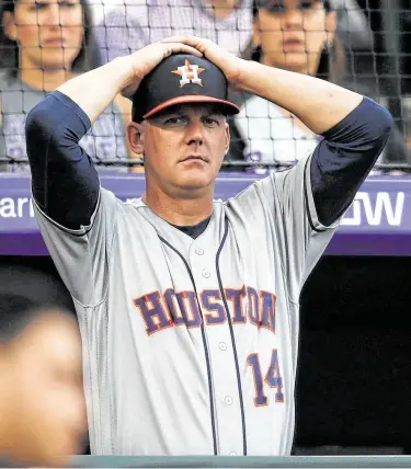  ?? David Zalubowski / Associated Press ?? El piloto de los Astros, A.J. Hinch, en foto de archivo, fue despedido junto al gerente general Jeff Luhnow después de que Grandes Ligas suspendió a ambos por un año por robar señas de los equipos rivales.