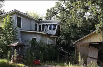  ?? Arkansas Democrat-Gazette/DALE ELLIS ?? This house on Poplar Street in Pine Bluff is one of an estimated 600 that the Urban Renewal Agency was working to remove within the next five years.