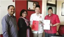  ?? ISTIMEWA ?? JAJAKI KOALISI: Asluchul Alif (dua dari kanan) didampingi Mujid Riduan (kanan) dan Noto Utomo di kantor DPD PDIP Jatim kemarin.