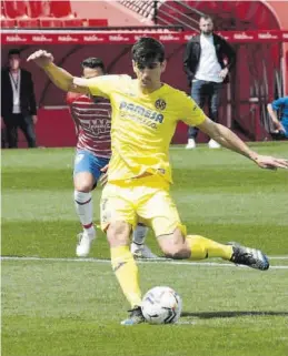  ?? EFE ?? Gerard Moreno ejecuta el primero de los dos penaltis en Los Cármenes.