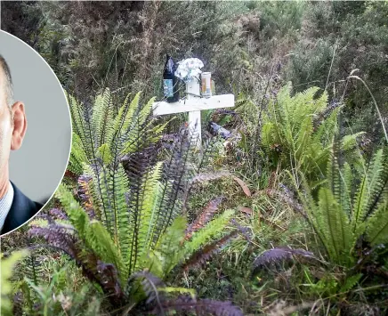  ?? KAVINDA HERATH/STUFF ?? A cross, bottles and cans now mark the site of Watene’s forest grave.