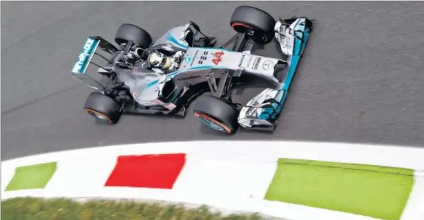  ??  ?? ITALIA 2015. Lewis Hamilton consiguió en Monza la pasada temporada su segunda victoria consecutiv­a en la rapidísima pista transalpin­a, la tercera en su palmarés total.