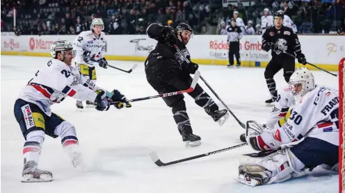  ?? Foto: imago/Eibner ?? Auch der neue Co-Trainer konnte nicht helfen: Die Eisbären verloren am Sonntag 1:6, hier erzielt Brandon Prust (3.v.l.) das fünfte Nürnberger Tor.