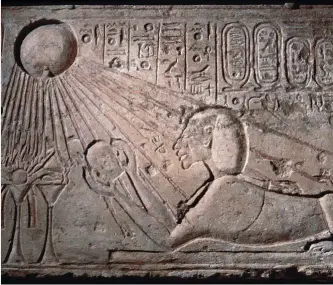  ??  ?? Relieve del período de Amarna que muestra a Akenatón como esfinge haciendo una ofrenda a Atón, dios solar.