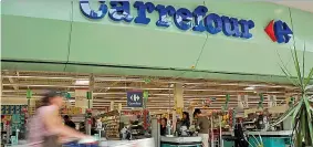  ??  ?? L’insegna della catena Carrefour: in Italia prevista la revisione del modello ipermercat­i