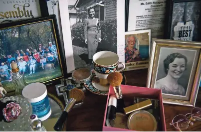  ?? ?? EL DORMITORIO de Ceccarelli en Holy Spirit Residentia­l Care Home tiene recuerdos de su vida