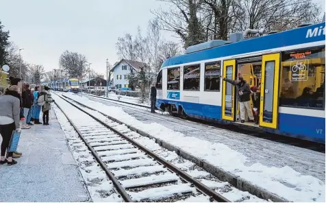  ?? Foto: Landsberge­r Tagblatt ?? Beinahe zu einem Zugzusamme­nstoß wäre es im oberbayeri­schen Utting am Ammersee gekommen. Noch ist unklar, wie die Züge auf Kollisions­kurs geraten konnten. War es ein technische­s Problem oder ein menschlich­er Fehler?