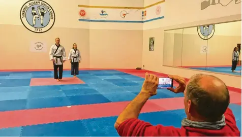  ?? Foto: Stenzel‰Gruber ?? Eine ruhige Hand war bei den Trainern, Betreuern und Eltern gefragt, die die Kampfsport­ler bei ihren Formen filmten. Diese Videos wurden dann in Echtzeit bei einem Live‰ stream der Bayerische­n Taekwondo‰Union von Kampfricht­ern bewertet.