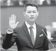  ?? — Gambar Bernama ?? SENATOR BIAK: Sekretari DAP Sarawak, Alan Ling angkat sumpah nyadi Kaban Dewan Negara ba mua Yang Dipertua Dewan Negara, Tan Sri S A Vigneswara­n ba Begunan Parlimen, kemari.