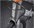  ??  ?? TOP SRAM Force eTap AXS wireless 12-speed groupset
ABOVE Only the brakes hoses are exposed, slipping into the fork crown