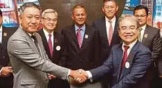  ??  ?? TIMBALAN Pengarah Urusan Mitsui Fudosan, Takehito Fukui (kiri) bersalam dengan Ketua Pegawai Eksekutif BBCC Developmen­t Sdn Bhd, Datuk Richard Ong.