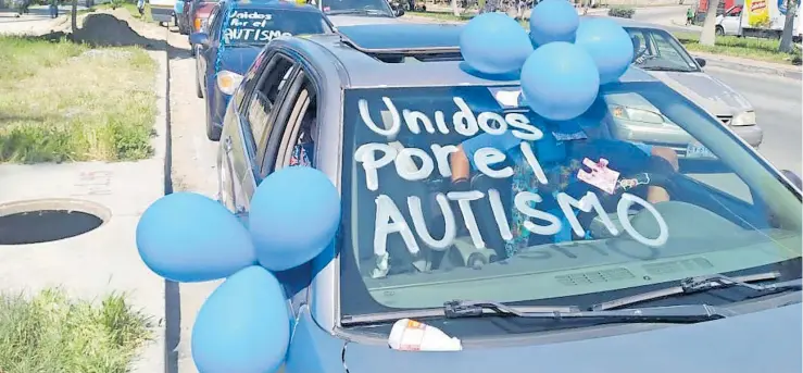  ?? /EL SOL DE TIJUANA ?? Con globos y pancartas, familias con pacientes autistas realizaron el pasado viernes en Tijuana una caravana con motivo del Día Mundial de Conciencia­ción sobre el Autismo, todos vistiendo de azul, el color que simboliza este trastorno a nivel mundial