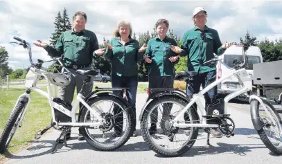  ?? PHOTO: MARK PRICE ?? Eready . . . At the Lake Wanaka lakefront with two of their 80 ebikes are (from left) Rik, Juliet, Bayne (14) and Spencer (22) Deaton.